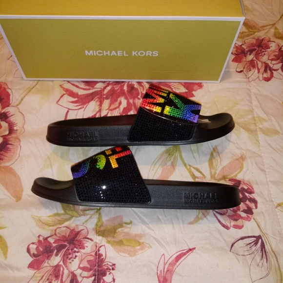 Michael Kors Gilmore Slide - Picture 3 of 6